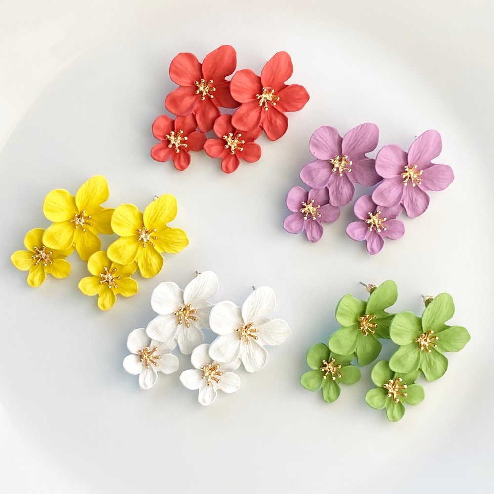 NEW Flower stud earrings in matte white - Picture 5 of 8